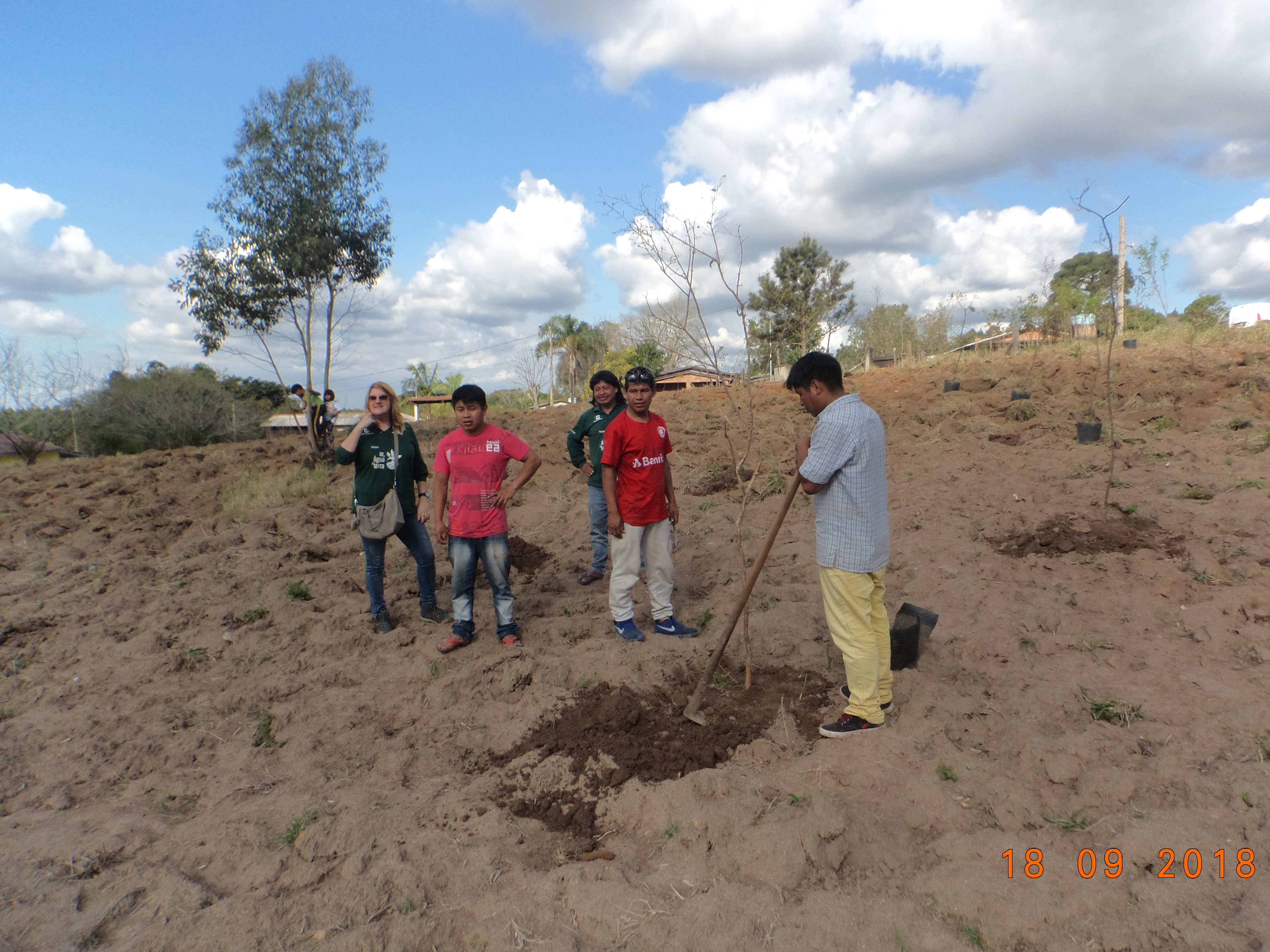 Equipe realiza multirão de plantio de mudas nativas na Aldeia da Lomba do Pinheiro 