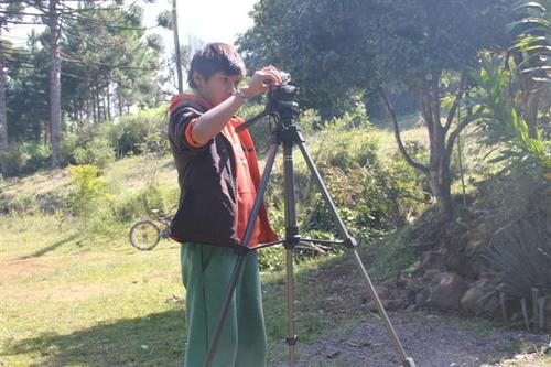 Jovem guarani se destaca como fotógrafo na aldeia Campo Molhado