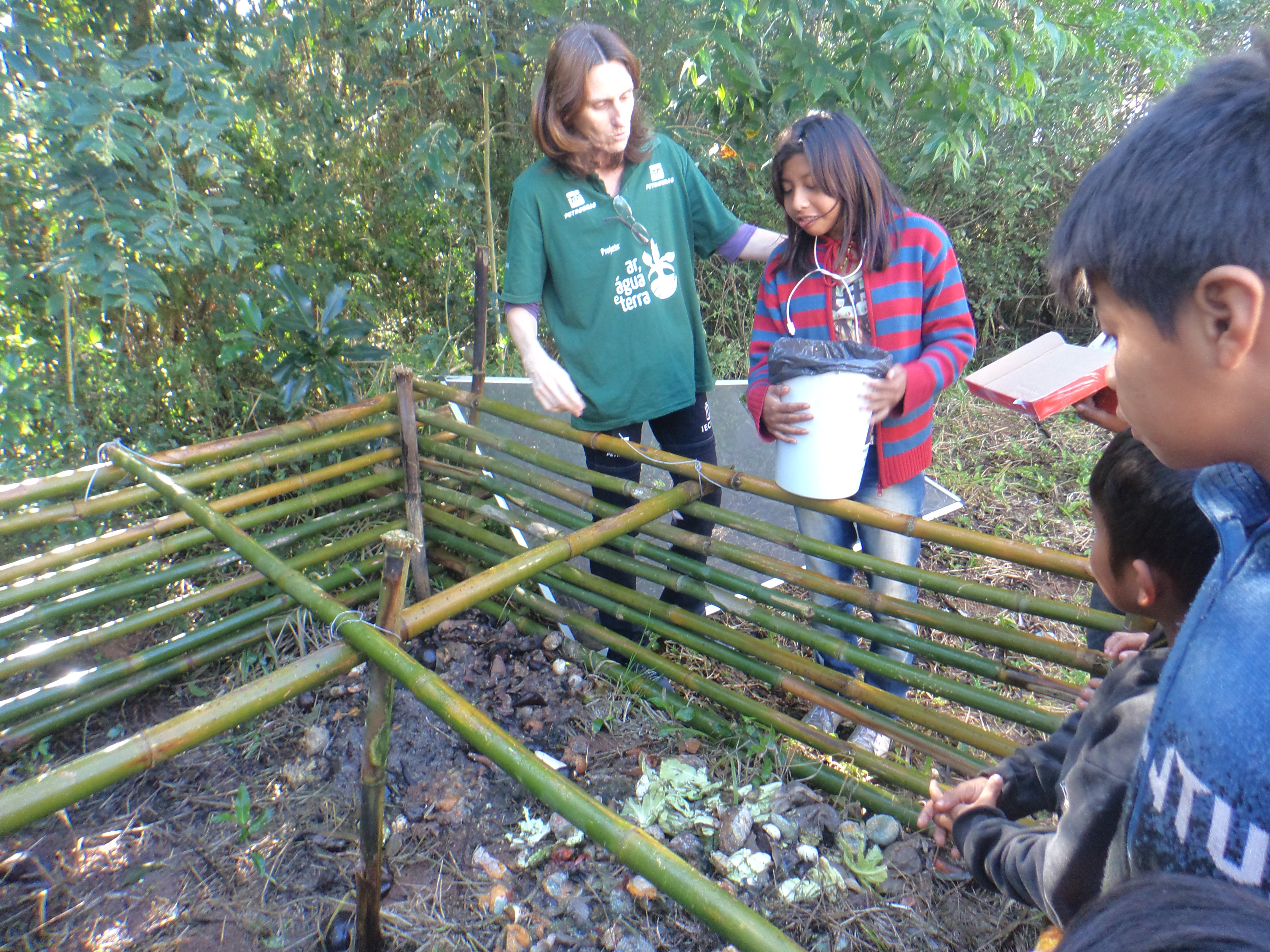 Atividades de educação ambiental para crianças da Escola de Anhetenguá