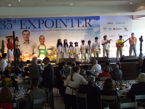 Corais Guarani se apresentam na Expointer